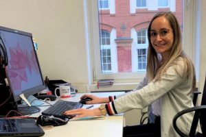 Carolin am Schreibtisch im MMS Büro